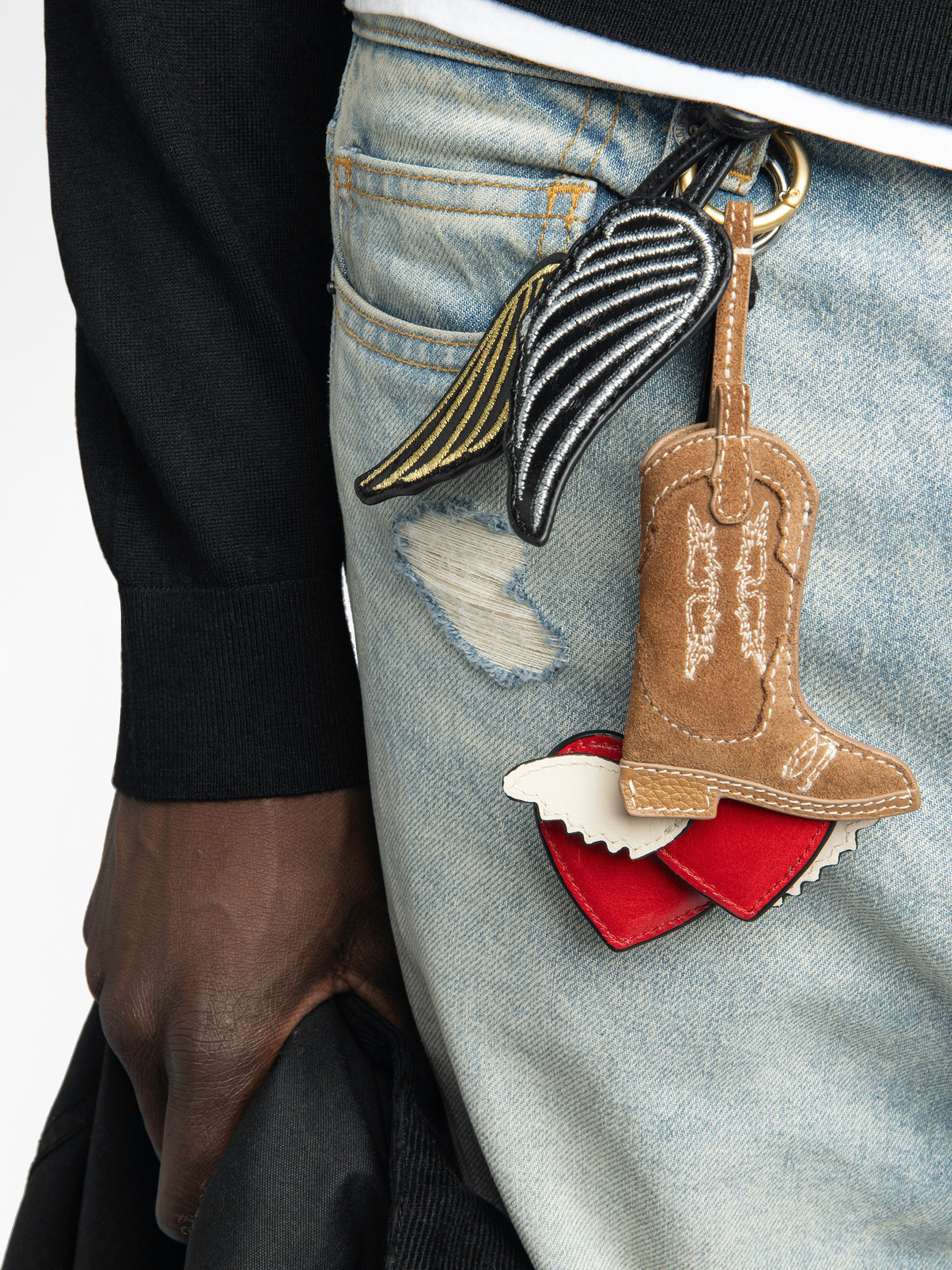 Porte-Clés Rock Feather - Charms grigri en cuir vernis effet inspiré vintage, en forme d'ailes orné de broderies à accrocher sur un sac par exemple.